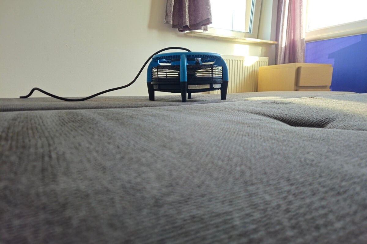 Zakurzone meble po remoncie wymagające profesjonalnego czyszczenia - Lublin