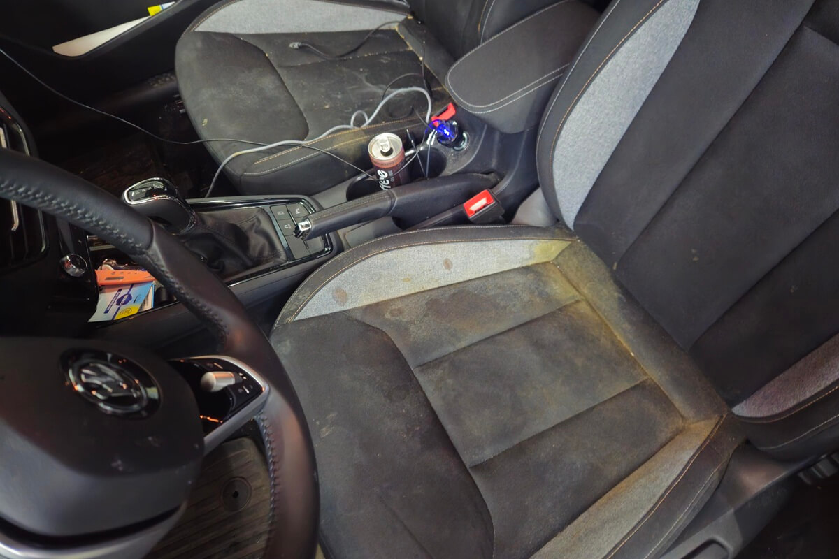 Zabrudzona tapicerka samochodowa przed praniem - Lublin