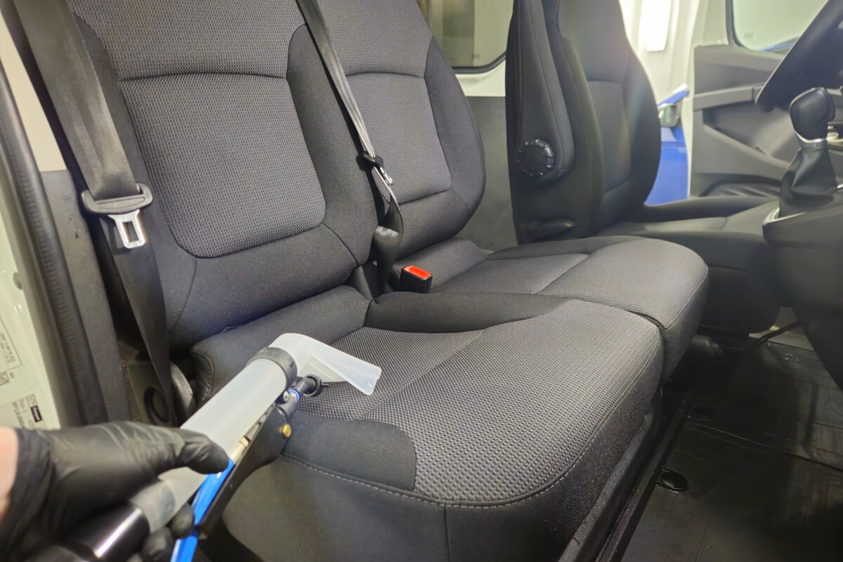 Pranie tapicerki samochodowej po zimie w Lublinie