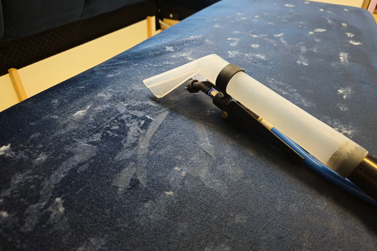 Usuwanie wymiotów z kanapy